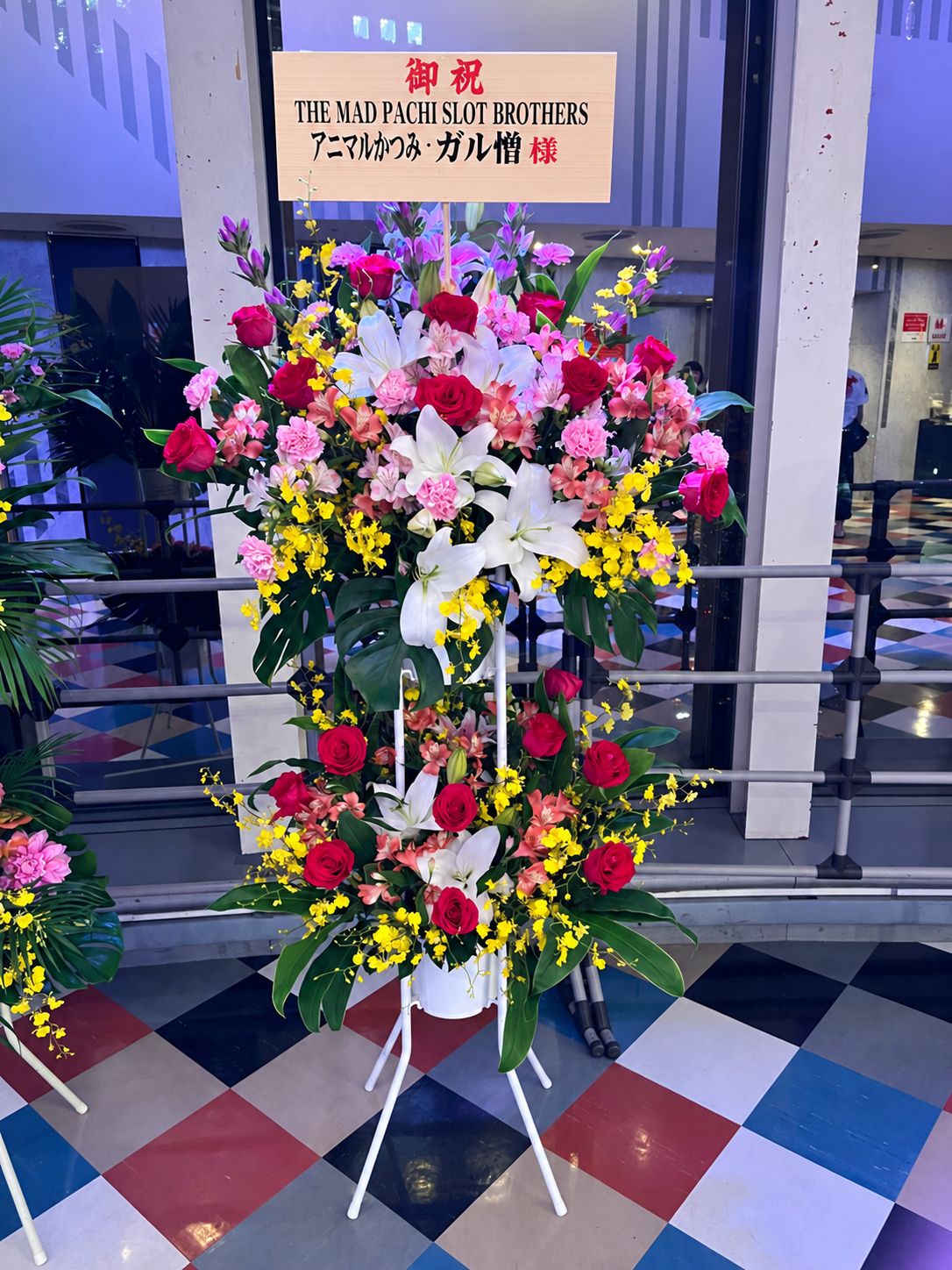 新宿ReNYへ即日配達した2段スタンド花｜新宿の花屋むつ美花店