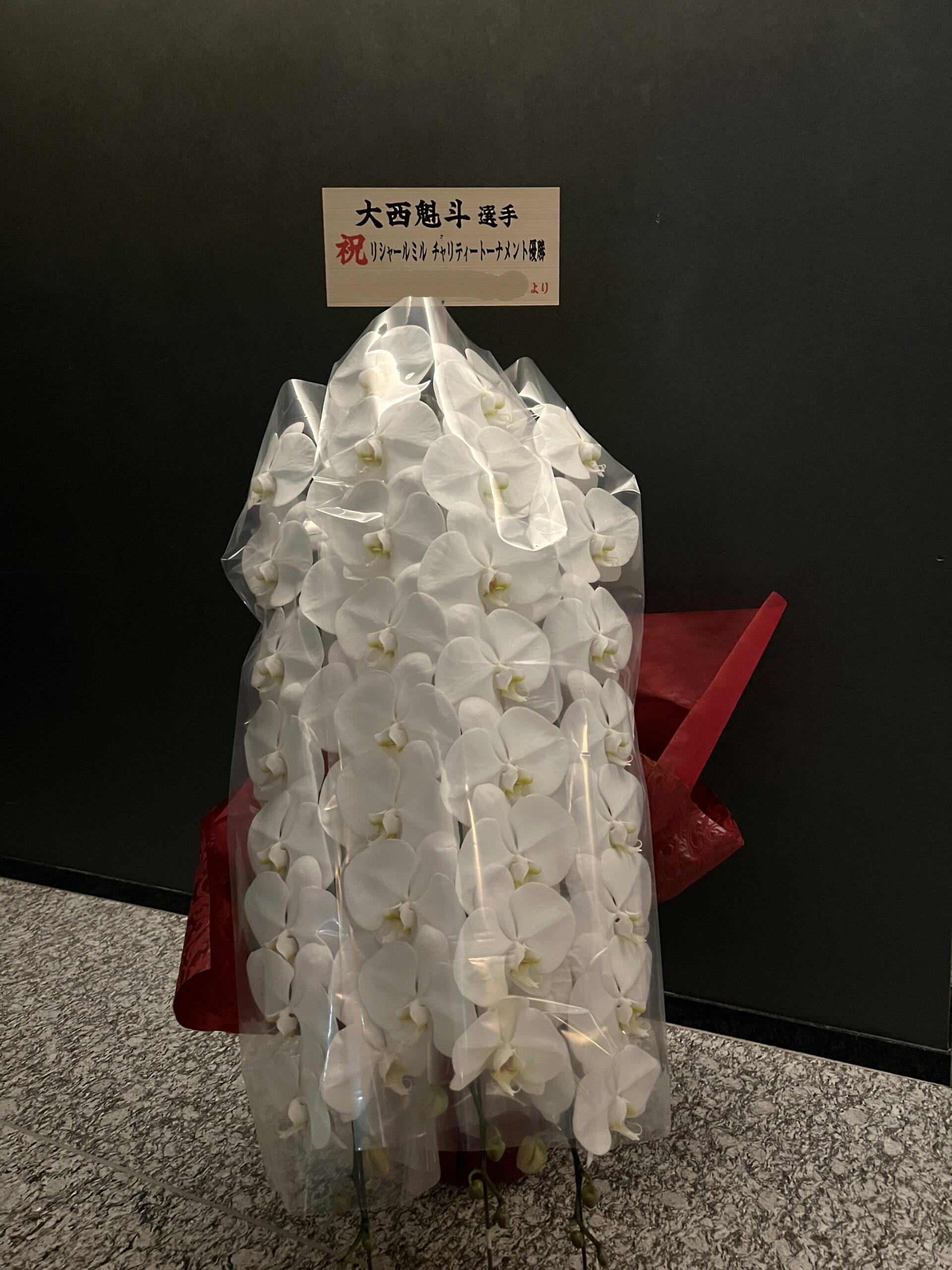 プロゴルファーのトーナメント優勝祝いに即日配達した白大輪胡蝶蘭