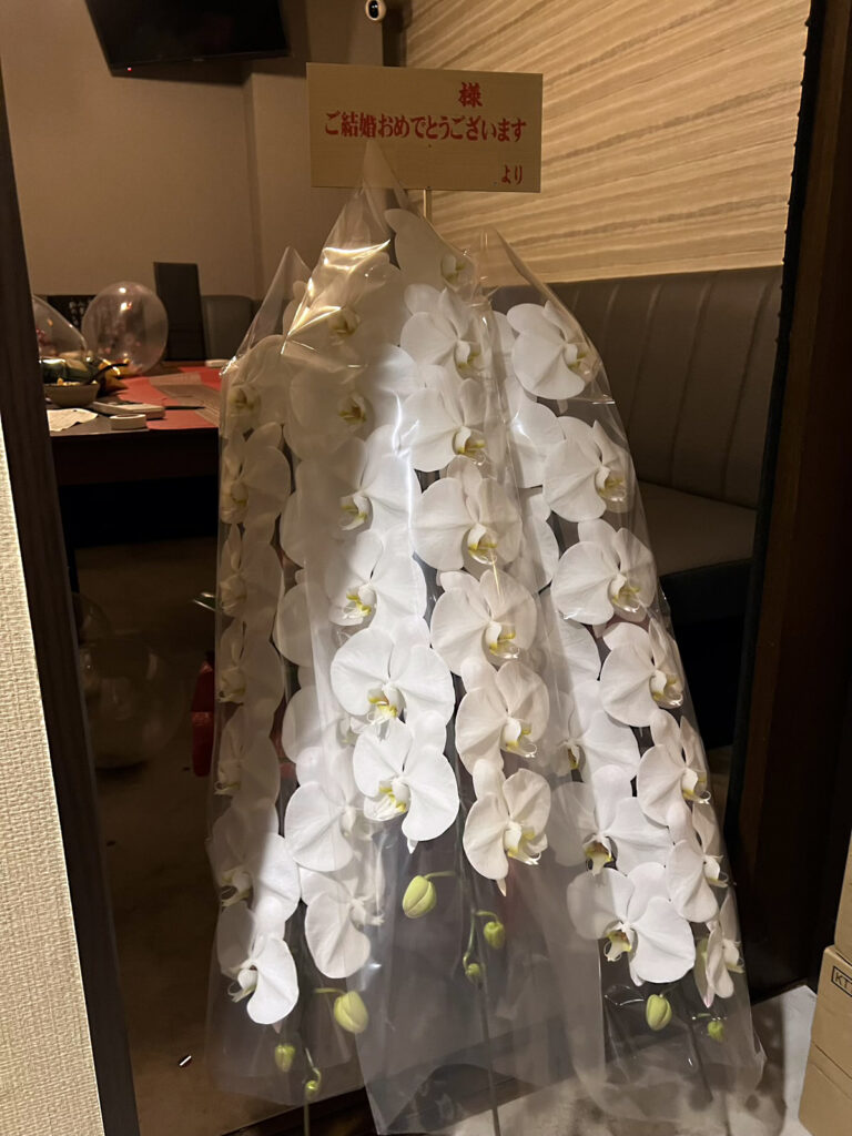 西麻布のおばんざい料理店へ結婚祝いとしてお届けした最高級白大輪胡蝶蘭3本立